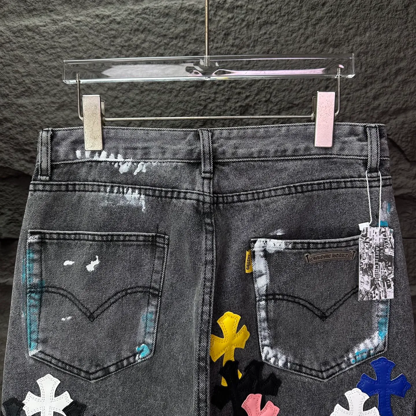 P350 GALLERY DEPT. & Croixin co-branded 2025 new Cow King patchwork hand-painted colorful cross patchwork leather couple style bootcut jeans 🔥High version🔥High version🔥 Top ceiling quality Styles with different washed textures are very friendly to people with thin legs and thick legs. The bootcut version is very flattering. Moderate length that never goes out of style, easy to match with casually, basic styling for various styles, a must-have in the wardrobe! The fabric is stiff but also makes the upper body soft without losing texture. The washing process is even more perfect. It is a must-have item for everyone! ! ! Washed wheat, tag, trouser label, three labels complete Color: washed black Size: 28, 30, 32, 34, 36 (five sizes)